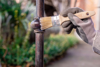 при покраске масляными красками приходится мириться с резким запахом этих составов