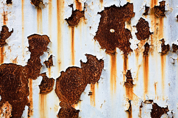 покраска по ржавчине может продлить жизнь даже такой запущенной поверхности