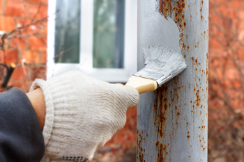 покраску по ржавчине легко выполнить простой кистью