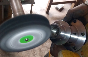 полировальные станки натирают поверхность металла до блеска - глянцевого или матового