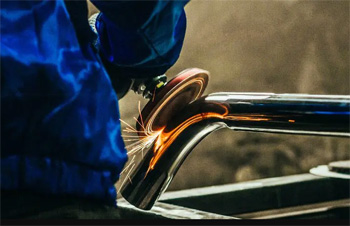 полировка металла наделяет поверхности характерным глянцем полировка металла наделяет поверхности характерным глянцем