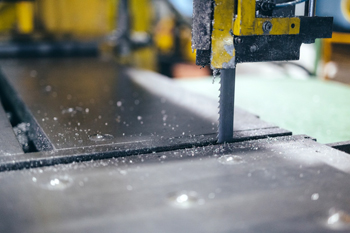 один из способов получения алюминиевых шин - резка листов с большой толщиной сечения