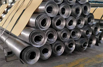 полосу свинцовую нарезают из рулонов листового металла