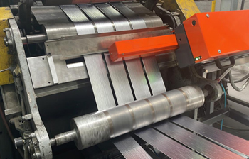 процесс нарезки свинцовых полос