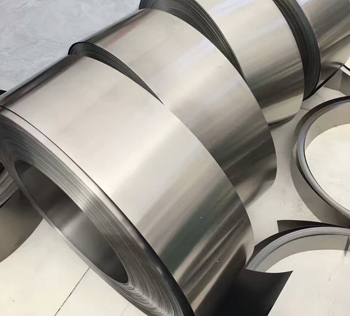 титановая полоса дороже стальной, но прочнее и не подвержена коррозии