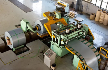 участок поперечной резки рулонов в цехе