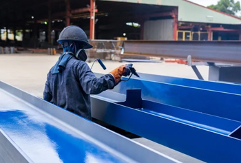 при порошковой покраске крупногабаритных металлоконструкций образуется плотный и стойкий слой