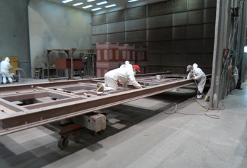 при порошковой покраске крупногабаритных металлоконструкций работает не один маляр, а бригада