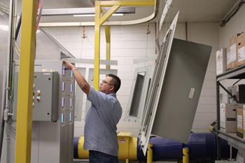 после порошковой покраски алюминия изделия выгружают из печи полимеризации и снимают с подвесных приспособлений после порошковой покраски алюминия изделия выгружают из печи полимеризации и снимают с подвесных приспособлений