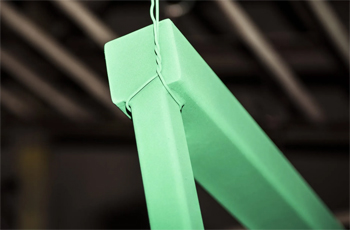 при порошковой покраске черного металла имеет значение даже правильность подвешивания детали