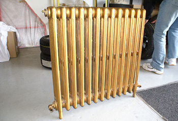 порошковая покраска радиаторов под золото - интересный, но далеко не самый оригинальный вариант