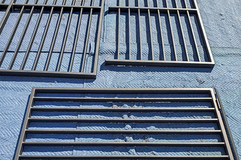 порошковая покраска сеток и решеток под цвет металлик сохраняет их естественность порошковая покраска сеток и решеток под цвет металлик сохраняет их естественность