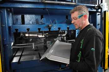 прессование металла помогает изготовить много деталей с точной повторяемостью формы