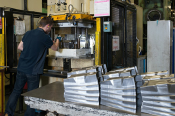 процесс прессования металла и уже готовы изделия