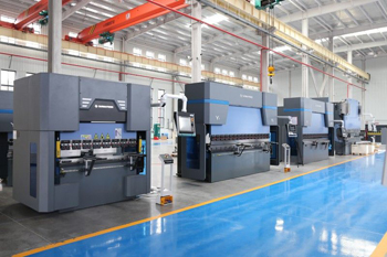 участок прессовых станков на производстве