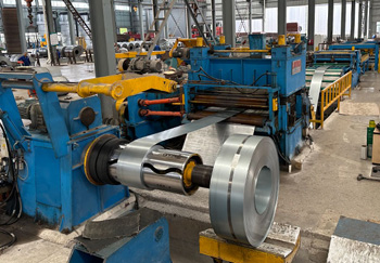 при продольно-поперечной резке рулонов листовой прокат проходит двойную обработку