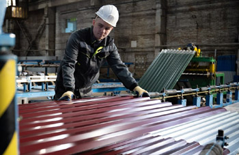 на производстве окрашенного профнастила обычно работают с листом, на который уже нанесено покрытие