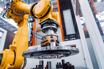 промышленным роботам на производстве доверяют самые сложные задачи