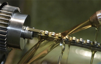 протяжные станки - специальное оборудование, которое работает только над отверстиями в деталях