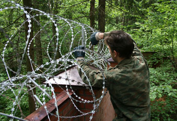 работать с колючей проволокой егоза нужно только в перчатках из плотного материала