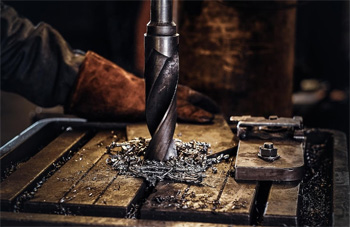 при радиально-сверлильной обработке сверло любого размера свободно перемещается в зоне рабочего стола