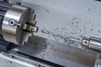 рассверливание отверстий, как и сверление, рекомендуется проводить с остановками