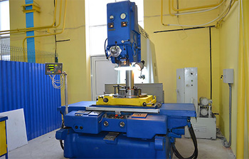 расточные станки работают над расширением и калибровкой отверстий в деталях