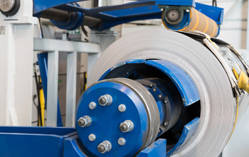 разматыватели рулонов должны обеспечивать надежную фиксацию и центрирование проката