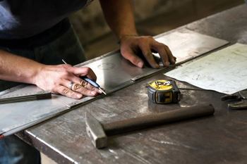 при разметке металла обязательно предусматривают припуск