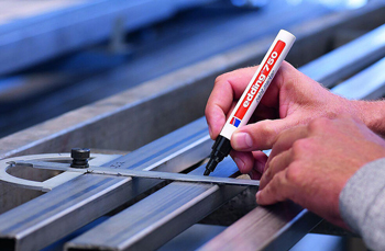 для разметки металла можно использовать маркер, главное - чтобы линия не стерлась