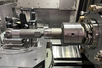 для развертывания отверстий подбирают особый токарный инструмент - развертки - разных размеров