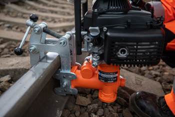 рельсосверлильный станок надежно крепится к путям