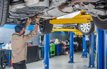 при ремонте автомобилей машина может почувствовать себя на высоте, в том время как мастер добирается до самого дна