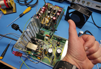 после ремонта блоков питания мастера обязательно проводят тесты на их работоспособность