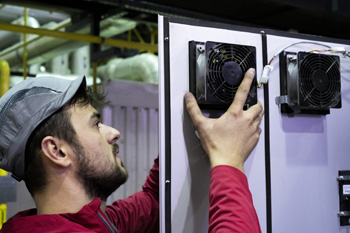 перед ремонтом частотных преобразователей мастер оценивает работоспособность каждого элемента устройства