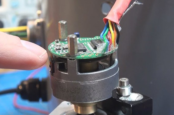 причиной ремонта энкодеров могут стать и запыление устройства, и повреждение печатной платы