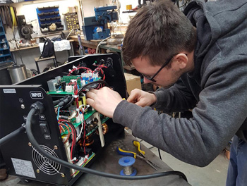 при ремонте инверторов выполняют разные операции, от пайки до прошивки