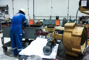 в мастерской по ремонту промышленного оборудования