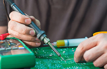 ремонт промышленных ИБП может включать пайку микросхем