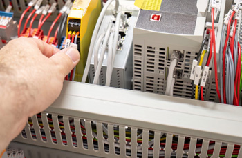 к ремонту промышленных контроллеров относятся и очистка контактов, и замена вышедших из строя силовых элементов