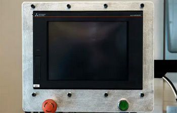 главный сигнал о том, что необходим ремонт промышленных мониторов, - темный экран устройства