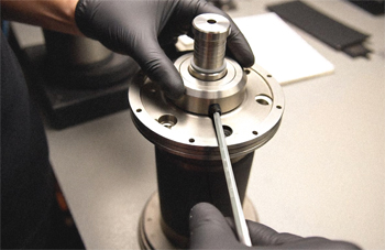 так как резольвер - небольшое устройство, основным инструментом в его ремонте становится маленькая отвертка