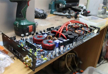 поводом для ремонта стабилизатора напряжения могут стать скачки в сети, перегрев корпуса и издаваемые устройством подозрительные звуки