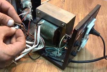 ремонт стабилизаторов напряжения включает замену отдельных компонентов, пайку, чистку устройства