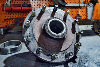 иногда вместо ремонта ступиц и кулаков мастер может прописать этим деталям только замену...