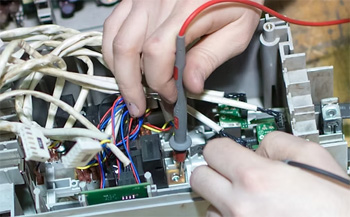 некоторые операции по ремонту устройств плавного пуска можно выполнить только в мастерской или в сервисном центре