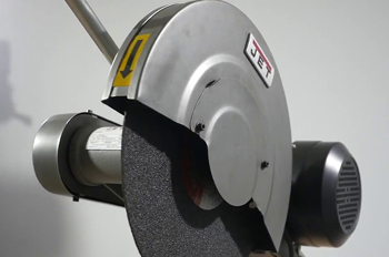 основной инструмент резки дисково-отрезным станком - частично закрытый чехлом абразивный диск