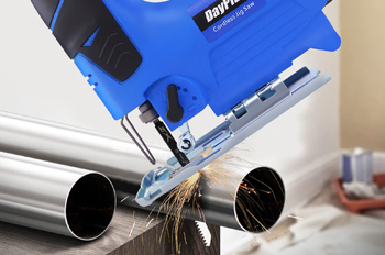 резка электролобзиком - не самый просто, но действенный способ разделить трубу