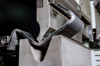 благодаря мягкости металла гибка алюминия возможна лаже для толстых заготовок