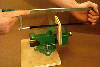 резка латуни ручной ножовкой по металлу